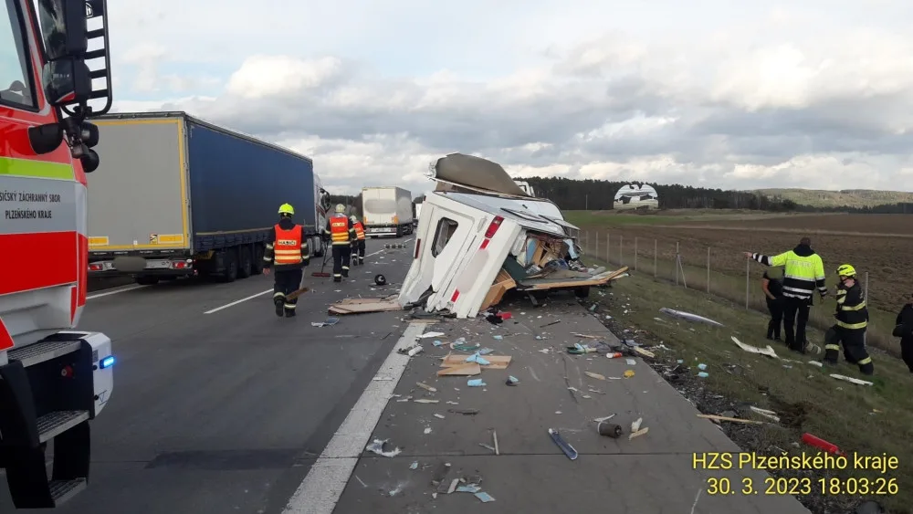 Kamion na dálnici D5 doslova sešrotoval karavan, po nárazu z něj zbylo jen rozpárané torzo