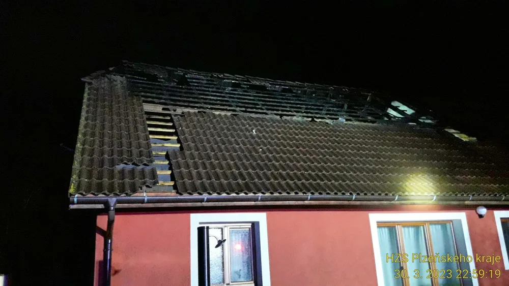 Blesk zapálil střechu domu, hasiči likvidovali i požár hájenky a zemědělského skladiště s balíky sena