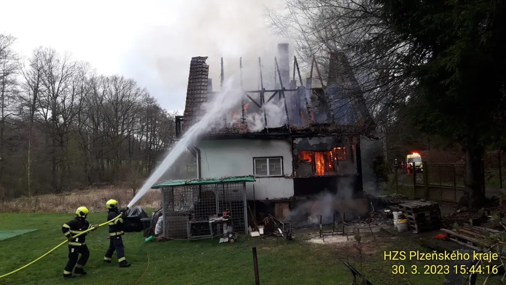 Blesk zapálil střechu domu, hasiči likvidovali i požár hájenky a zemědělského skladiště s balíky sena