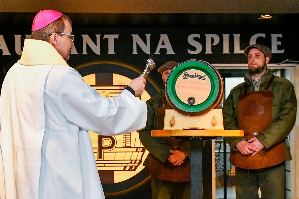 Velikonoční várce piva pro papeže požehnal plzeňský biskup Tomáš Holub.