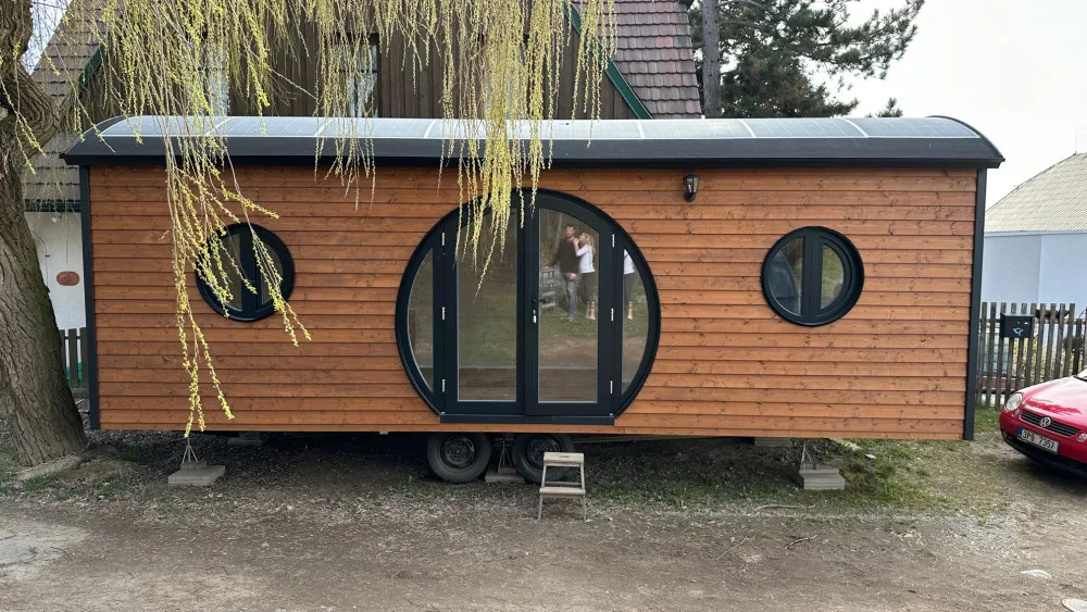 Unikátní maringotka s ikonickými hobitími dveřmi je díky solárním panelům energeticky zcela soběstačná