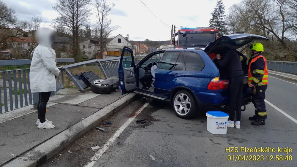 BMW vyletělo do protisměru a po střetu se Škodou prorazilo zábradlí mostu. Jen díky štěstí se nezřítilo do řeky