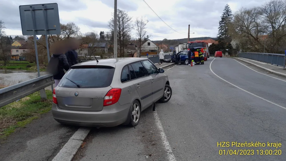 BMW vyletělo do protisměru a po střetu se Škodou prorazilo zábradlí mostu. Jen díky štěstí se nezřítilo do řeky