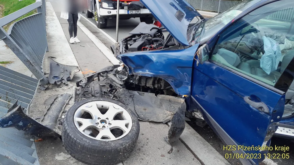 BMW vyletělo do protisměru a po střetu se Škodou prorazilo zábradlí mostu. Jen díky štěstí se nezřítilo do řeky