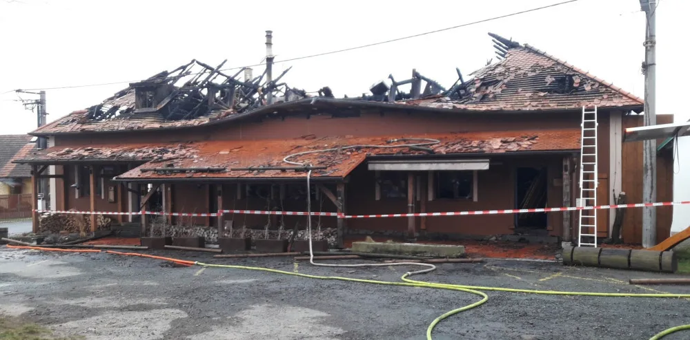 Ničivý požár zničil budovu restaurace a penzionu
