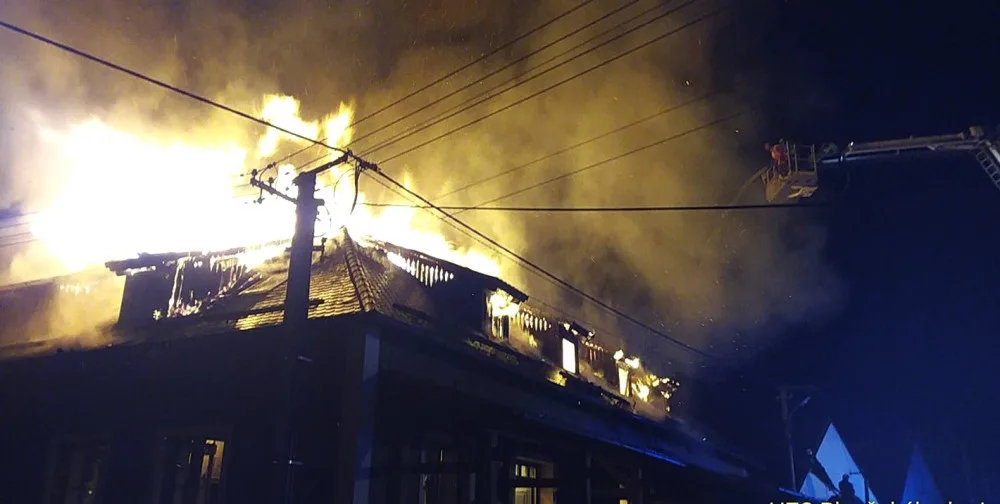 Ničivý požár zničil budovu restaurace a penzionu