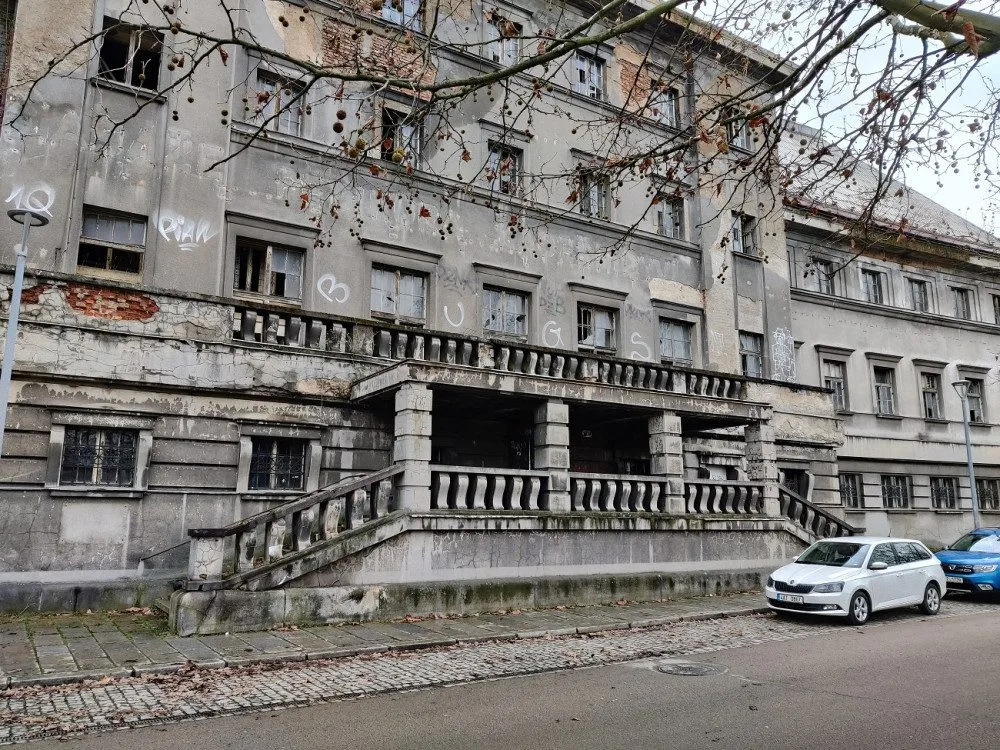 Plzeňský kraj začne letos opravovat zchátralé lázně v Plzni, podle opozice bude problém s financováním