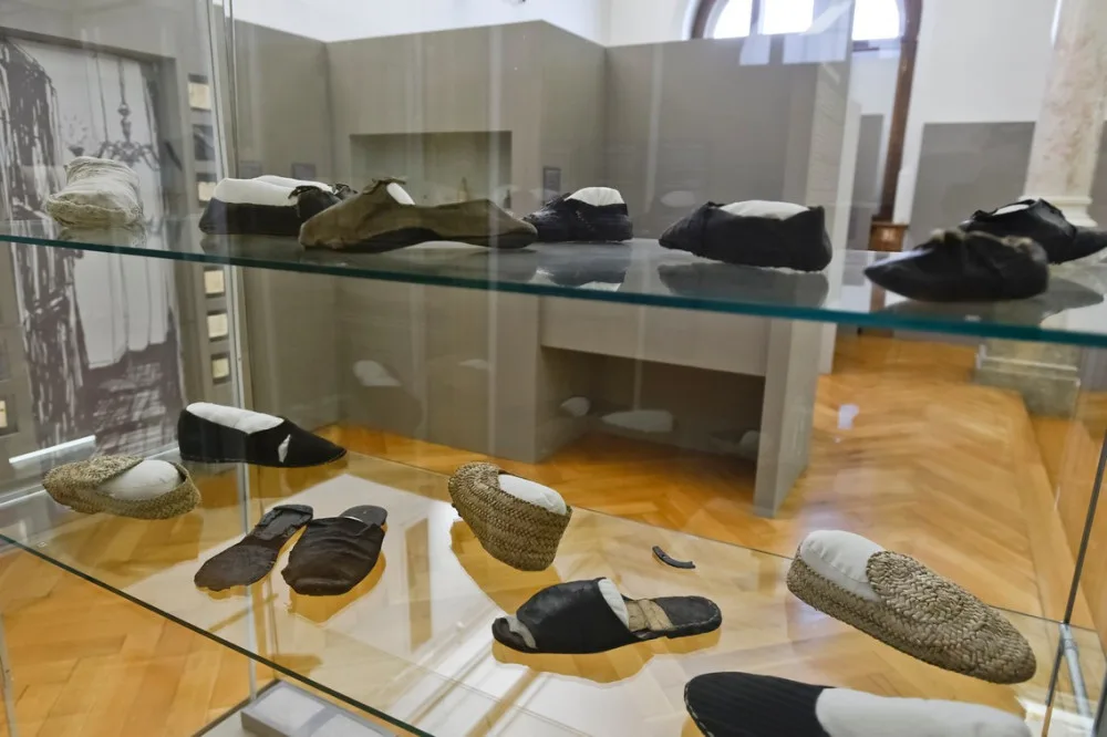 Výstava v Plzni představuje unikátní nálezy z českých synagog i málo známé židovské zvyky
