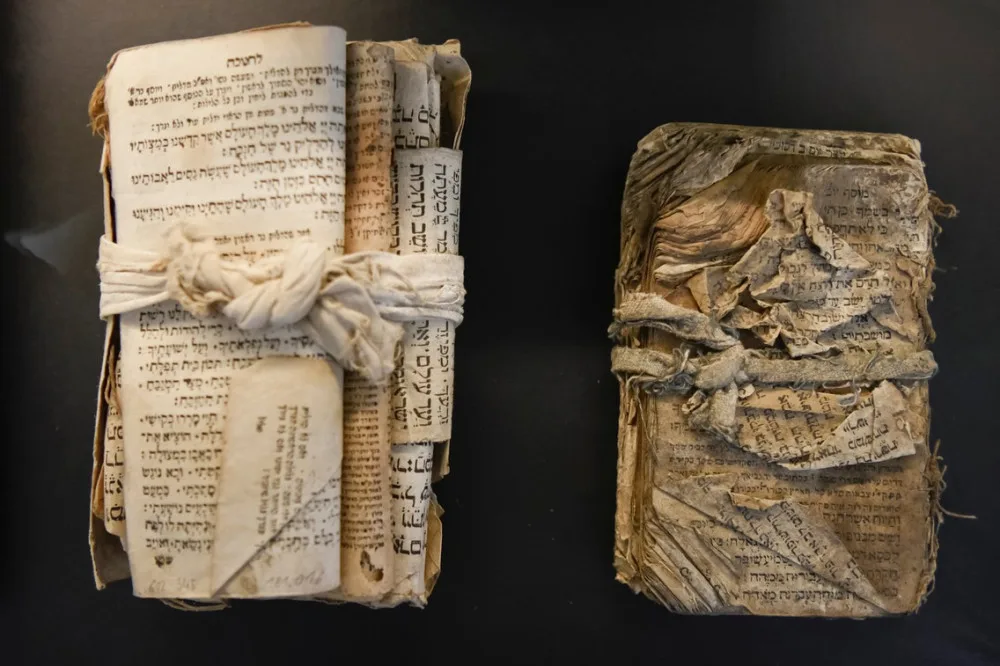 Výstava v Plzni představuje unikátní nálezy z českých synagog i málo známé židovské zvyky