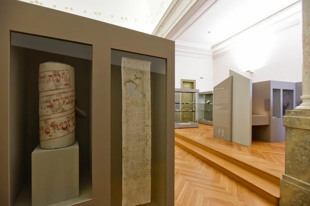 Výstava v Plzni představuje unikátní nálezy z českých synagog i málo známé židovské zvyky