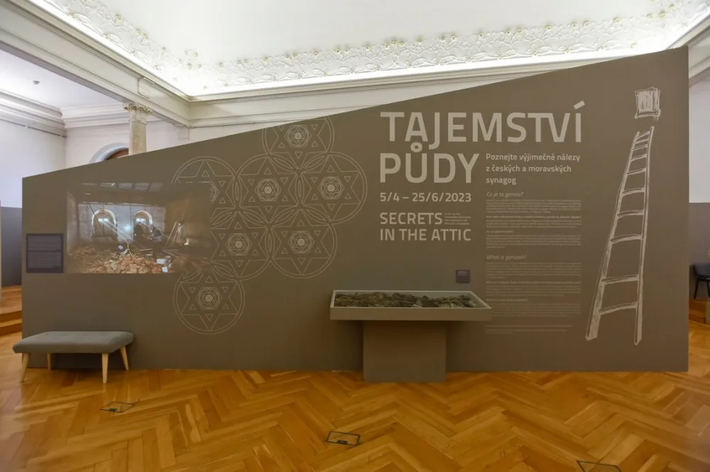 Výstava v Plzni představuje unikátní nálezy z českých synagog i málo známé židovské zvyky