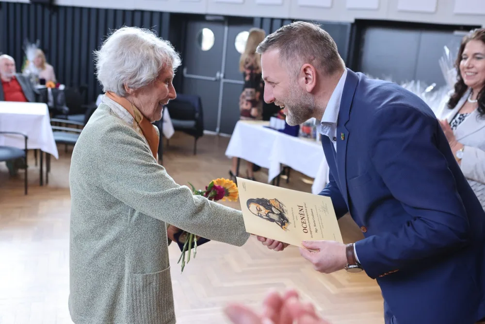 Bývalé učitelce slovanské základní školy je 96 let, soukromé hodiny ale vede Marta Cvalínová stále