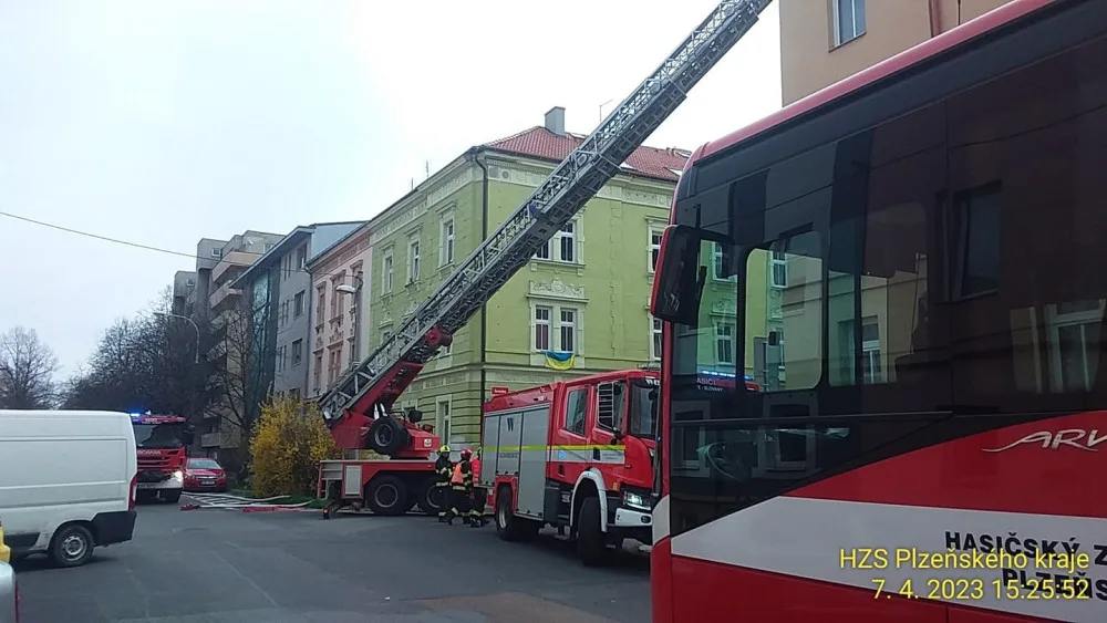 Útočník brutálně pobodal dva lidi, zapálil byt a utekl. Pět policistů se při dramatickém zásahu nadýchalo kouře
