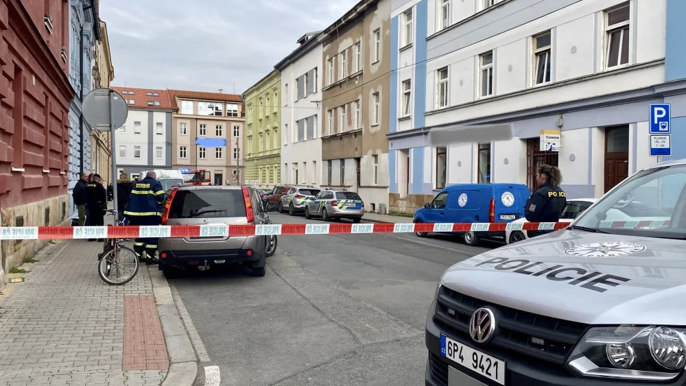 Útočník brutálně pobodal dva lidi, zapálil byt a utekl. Pět policistů se při dramatickém zásahu nadýchalo kouře
