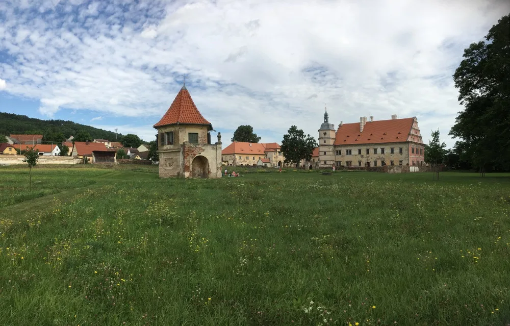 Na zámku v Červeném Poříčí se začala opravovat oranžerie a gloriet na zahradě