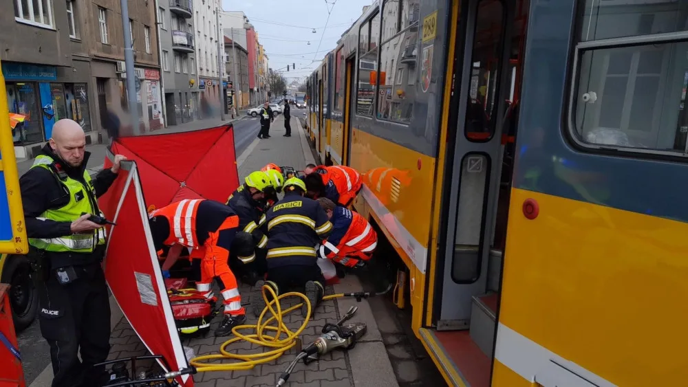 Tramvaj přejela chodkyni. Hasiči museli vůz nadzvednout, aby těžce zraněnou a zaklíněnou ženu vyprostili ven