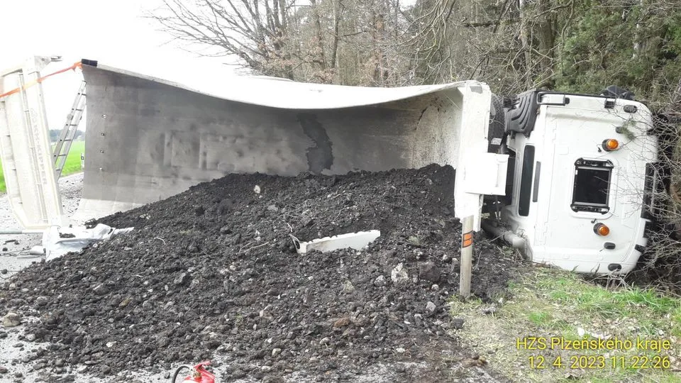 Dva lidé se zranili při nehodě vozidla s nákladem zeminy. Převrátilo se na bok, když se pod ním utrhla krajnice
