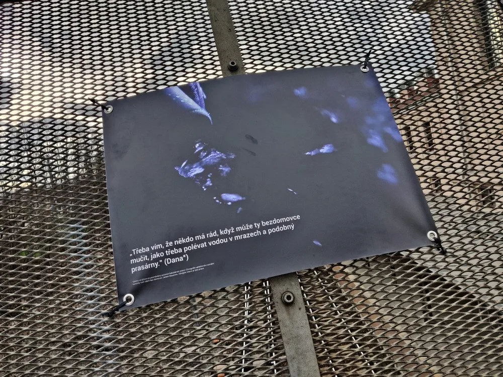 Citace z bakalářské práce se staly také tématem výstavy před Moving Station v rámci festivalu Jeden svět