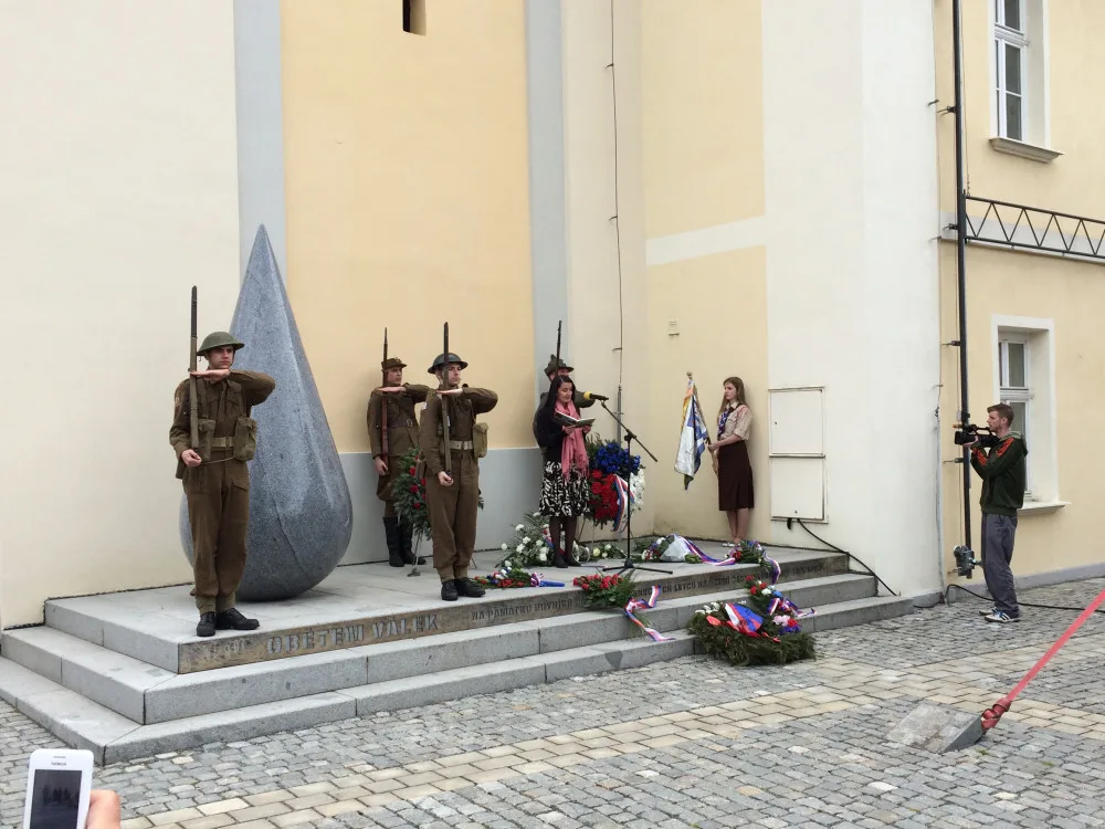 Dnes je největší připomínkou všech válek, které Dobřany zasáhly, skulptura obrovské uronění slzy umístěná pod věží.
