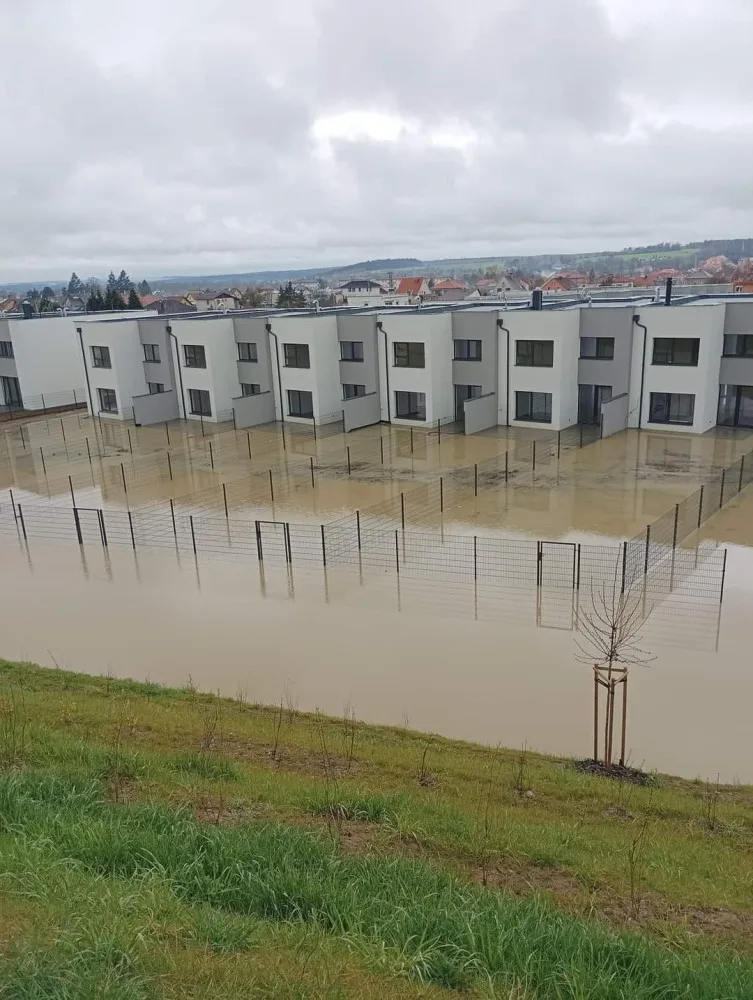 Vydatné deště zvedly hladiny řek v Plzeňském kraji, zvýšený průtok hlásí Úslava, Klabava i Mochtínský potok