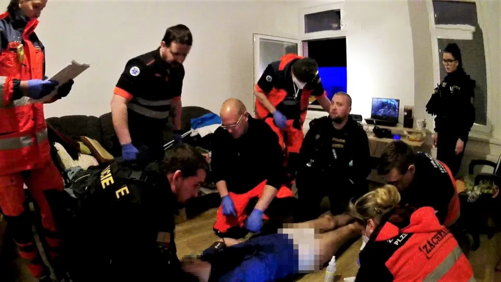 Záchranáři a policisté oživují muže, který zkolaboval během hraní na počítači