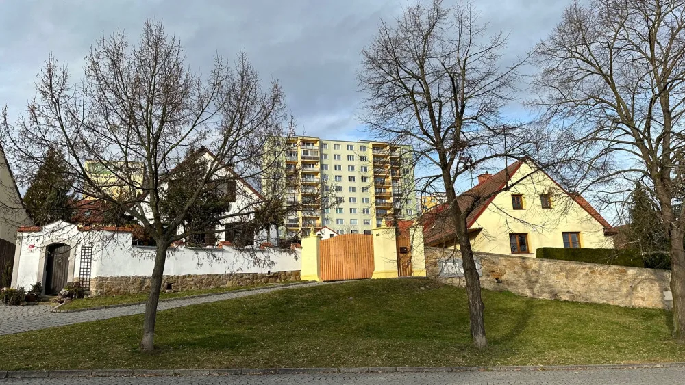 Původní malebná vesnice Bolevec s mnoha selskými dvory leží v Plzni uprostřed sídliště s panelovými domy