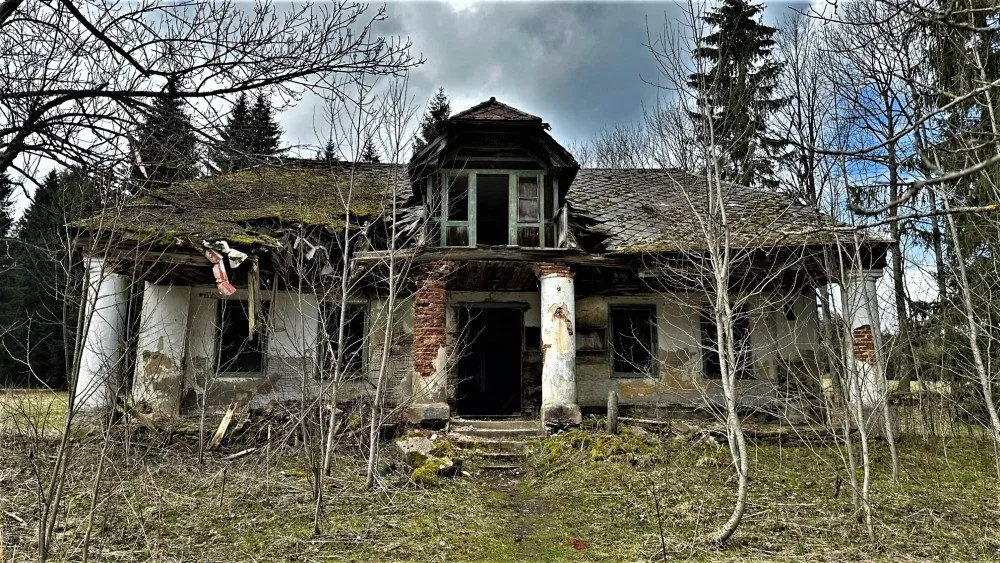 Opuštěná hájovna po zimě opět o něco více zchátrala. Dovnitř už raději nevstupujte