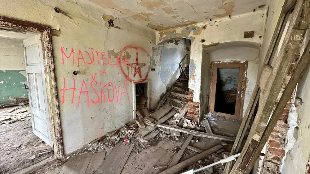 Nejslavnější šumavská ruina přežila další zimu. Hájovnu Pustina v minulosti navštívil i prezident Beneš