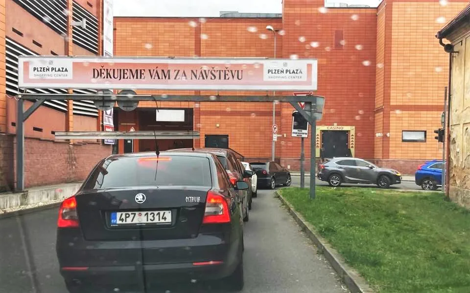 Plzeň má další světový unikát! Představitelé města dokázali zajistit souběh uzavírek tak, že vytvořili zácpu i v garážích! Fakt, kolona i v garážích, reagoval na situaci Plzeňan Marcel Mourek
