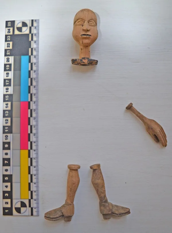 Figurka ze dřeva topolu
