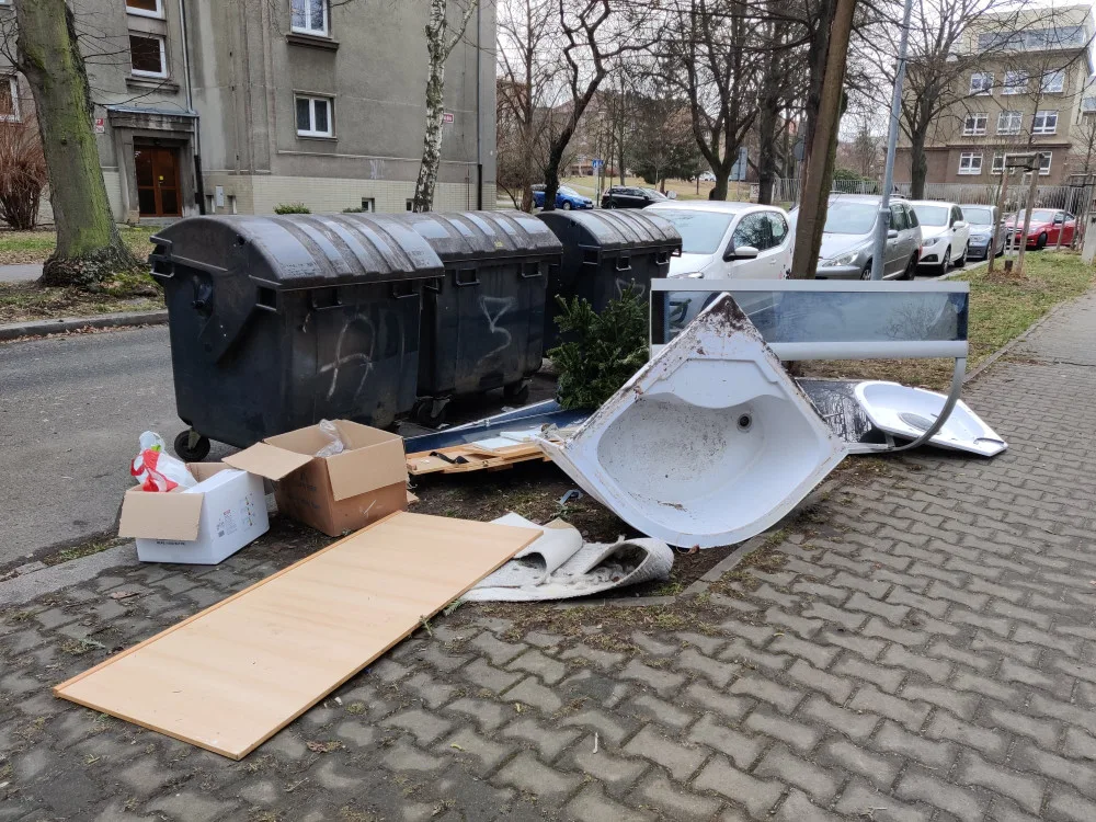 Za černé skládky padají už padají první pokuty. Radnice doufá, že konečně zatočí s odpadky v ulicích