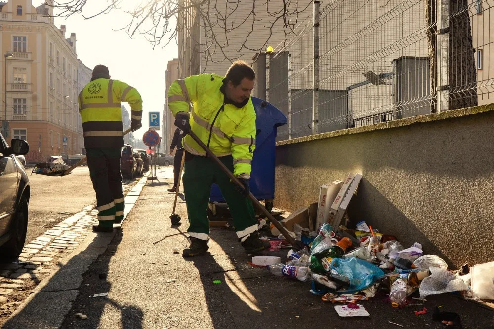Za černé skládky padají už padají první pokuty. Radnice doufá, že konečně zatočí s odpadky v ulicích