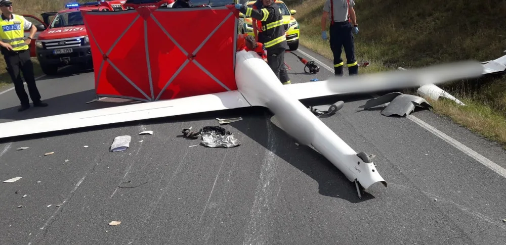 Pilot kluzáku, který se zřítil na projíždějící vůz a zahynul, nezvládl manévr v malé výšce