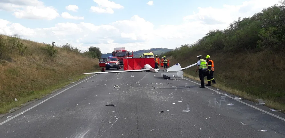 Pilot kluzáku, který se zřítil na projíždějící vůz a zahynul, nezvládl manévr v malé výšce