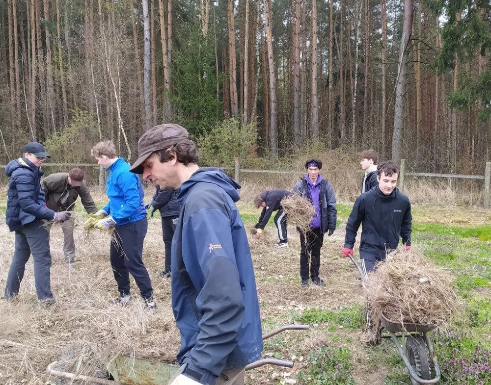 Množství odpadků kolem Boleveckých rybníků stále narůstá, náklady na úklid jdou do statisíců