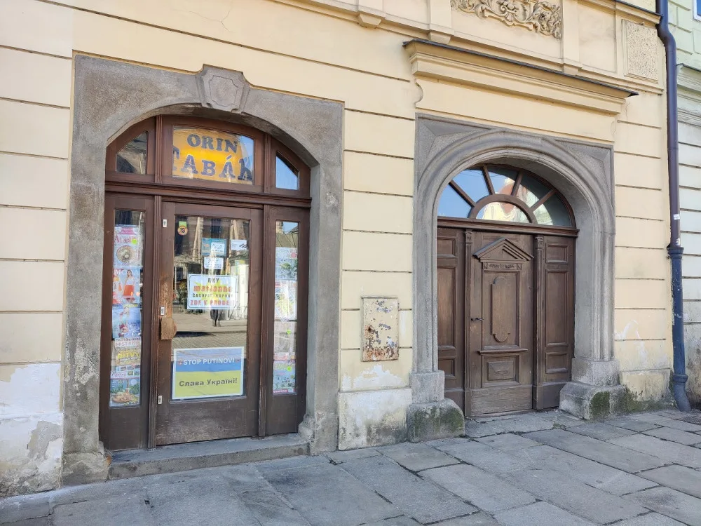 Více než sto let se tam prodávaly noviny, teď bude z legendární trafiky na náměstí „kafe do ruky“