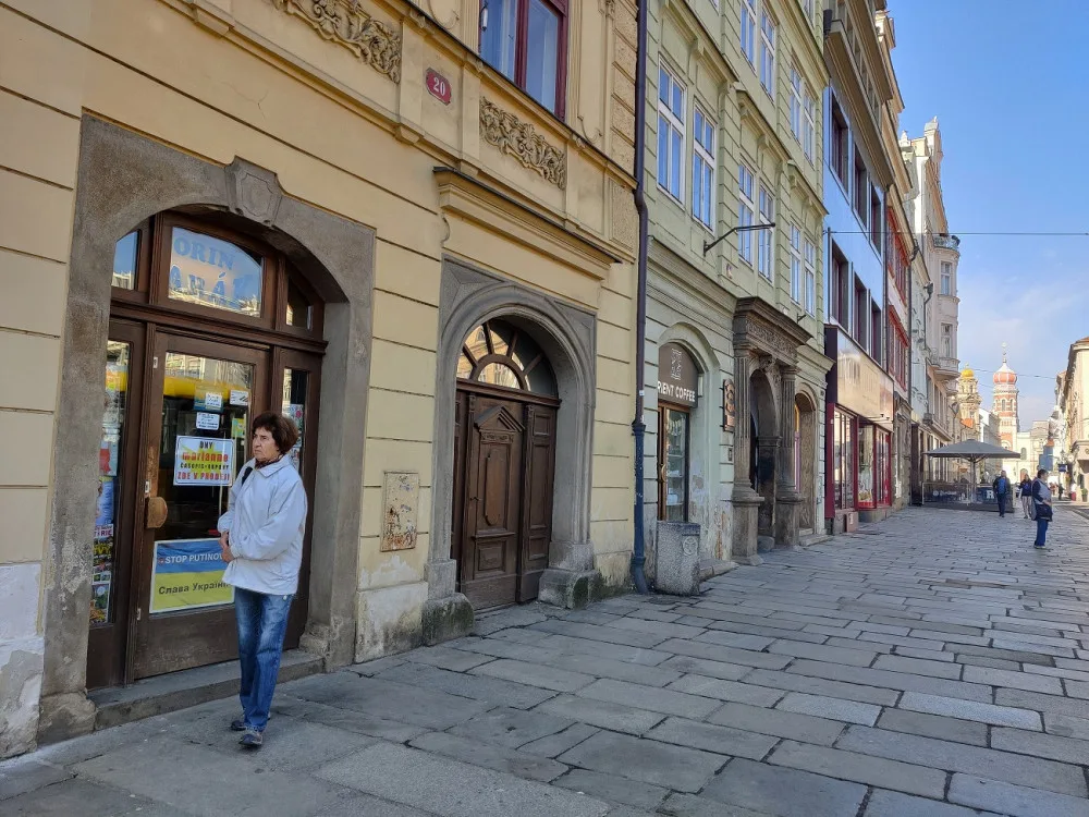 Více než sto let se tam prodávaly noviny, teď bude z legendární trafiky na náměstí „kafe do ruky“