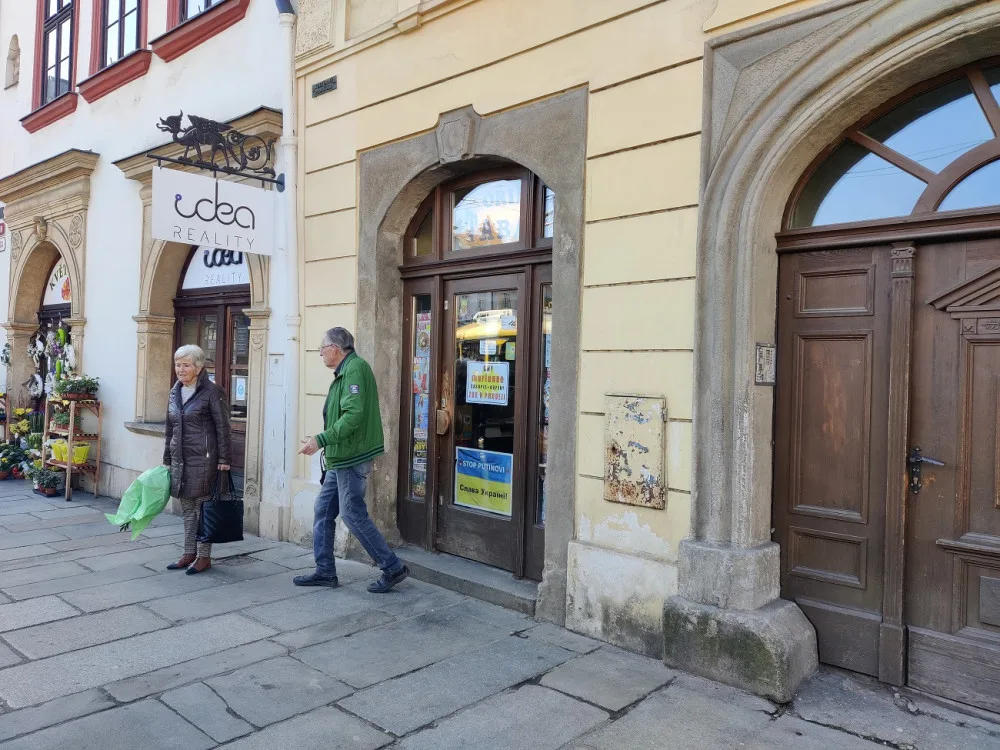 Více než sto let se tam prodávaly noviny, teď bude z legendární trafiky na náměstí „kafe do ruky“