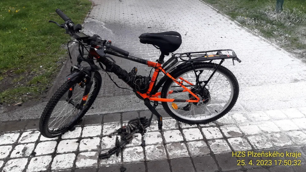 Chlapci vzplála za jízdy baterie u elektrokola. Hořící články vystřelovaly do dálky jako při ohňostroji