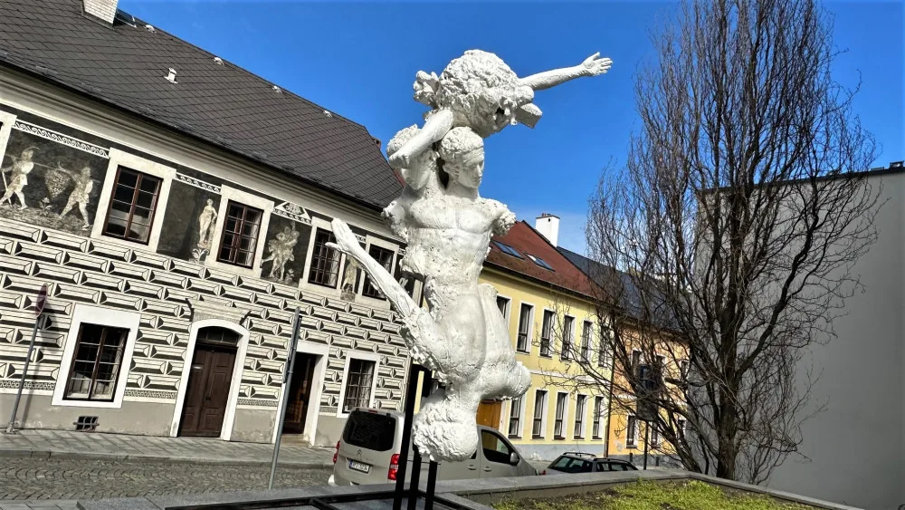Sochy v ulicích opět budí vášně, letos to nejvíce schytává obří instalace se zabodnutým kajakem