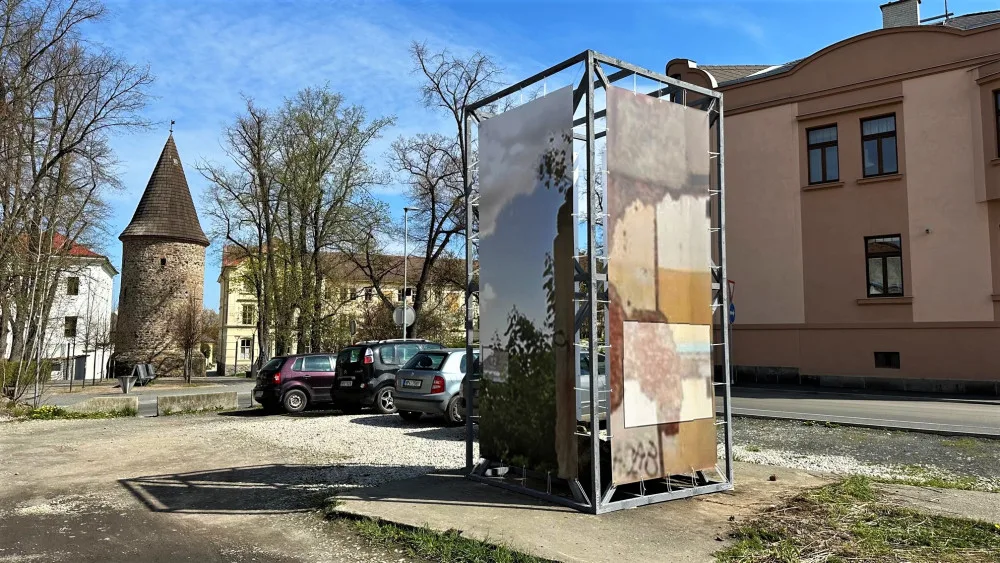 Sochy v ulicích opět budí vášně, letos to nejvíce schytává obří instalace se zabodnutým kajakem