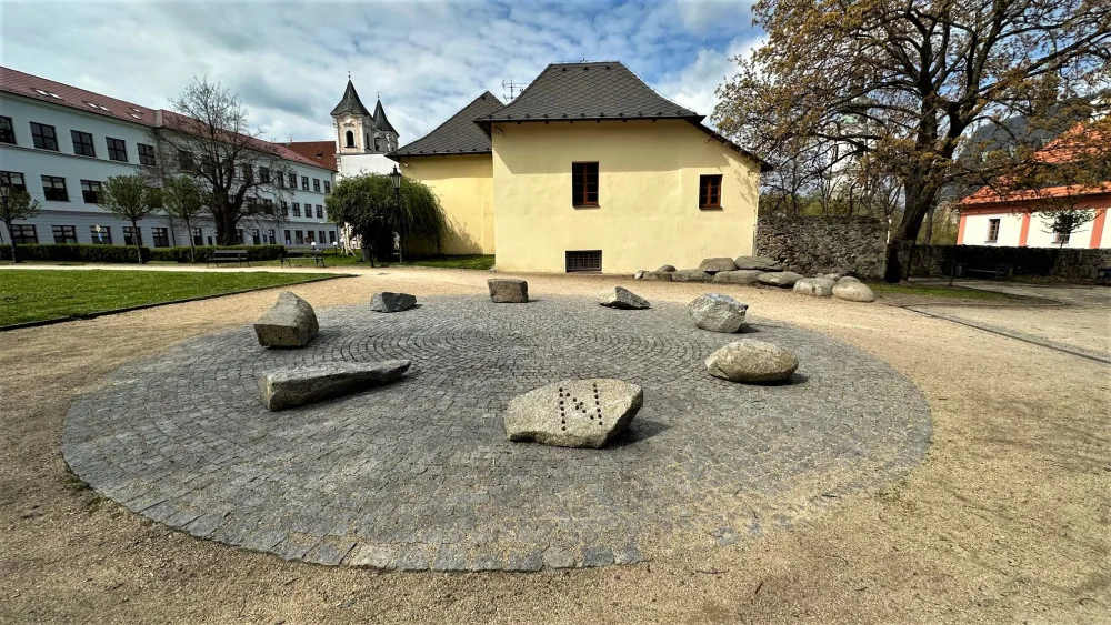 Sochy v ulicích opět budí vášně, letos to nejvíce schytává obří instalace se zabodnutým kajakem