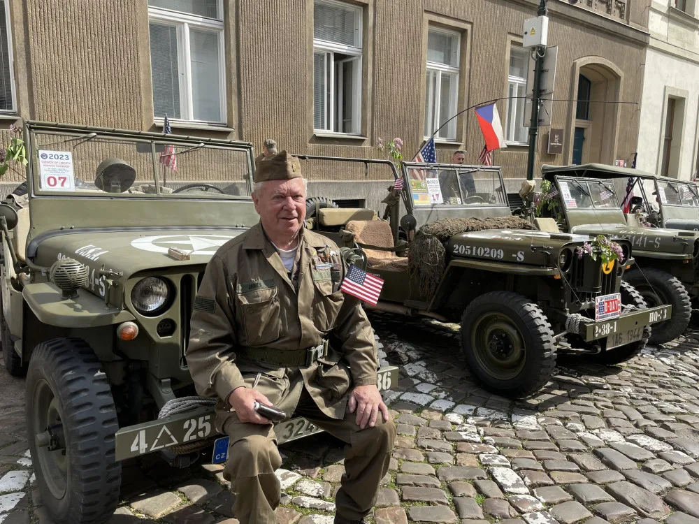 Konvoj desítek historických vozidel se vydal na svou cestu směrem na plzeňské Slavnosti svobody