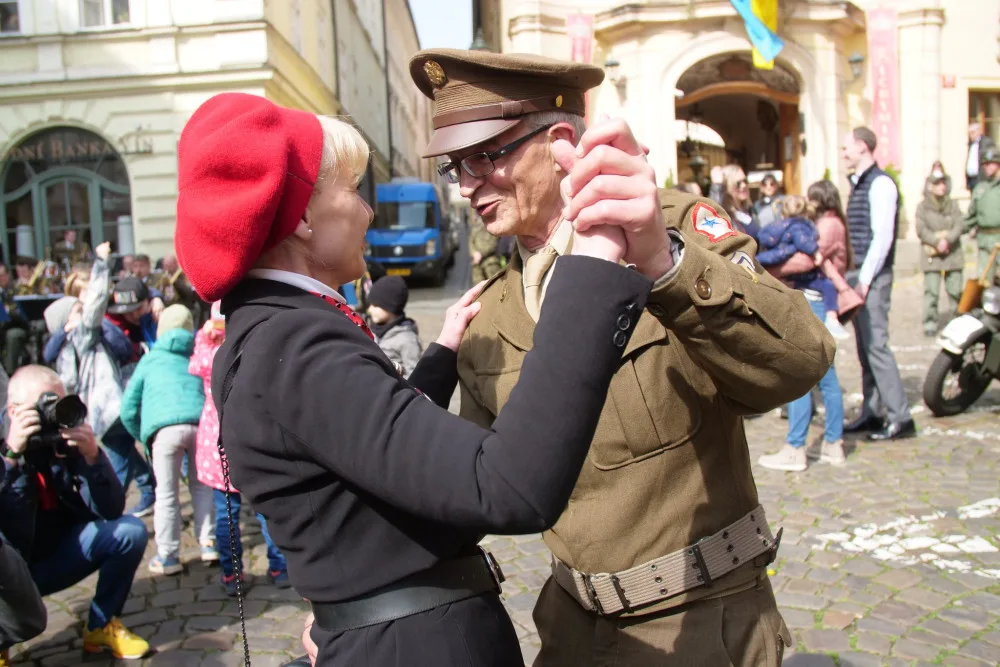 Konvoj desítek historických vozidel se vydal na svou cestu směrem na plzeňské Slavnosti svobody