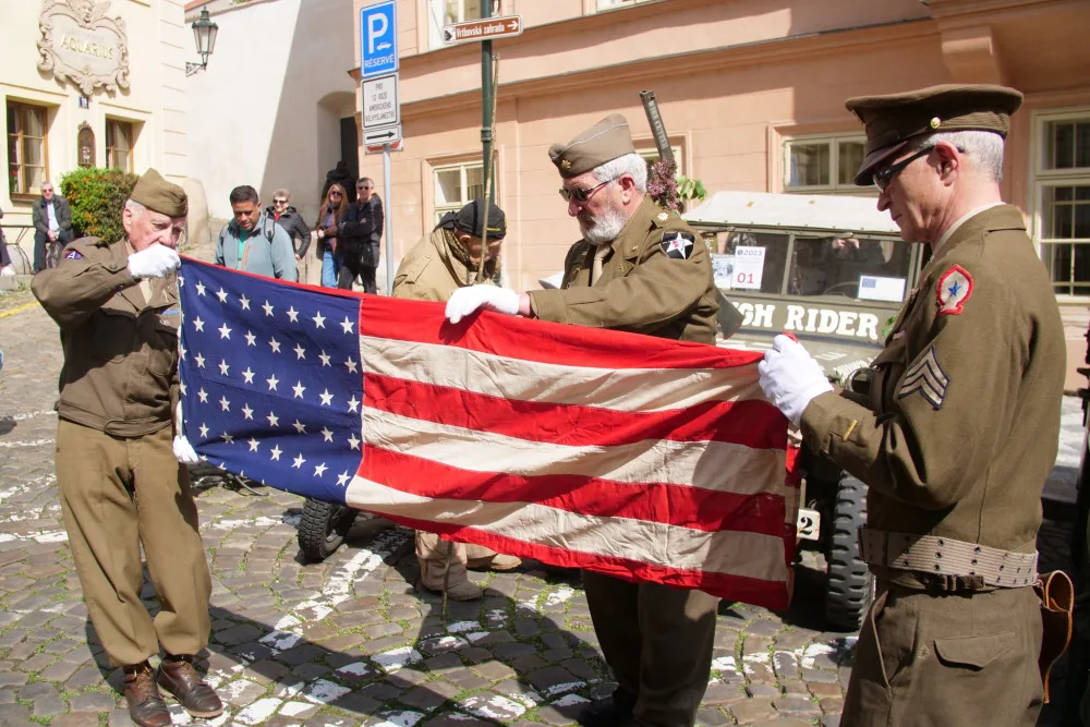 Konvoj desítek historických vozidel se vydal na svou cestu směrem na plzeňské Slavnosti svobody