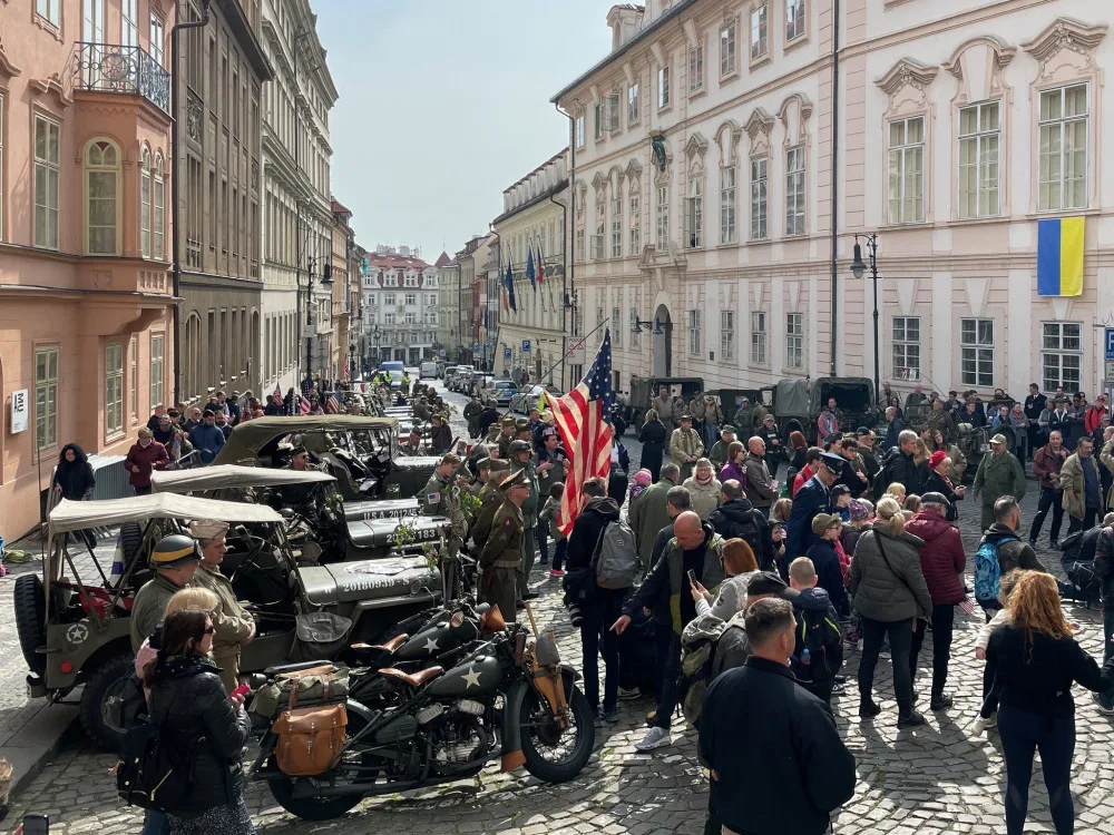 Konvoj desítek historických vozidel se vydal na svou cestu směrem na plzeňské Slavnosti svobody