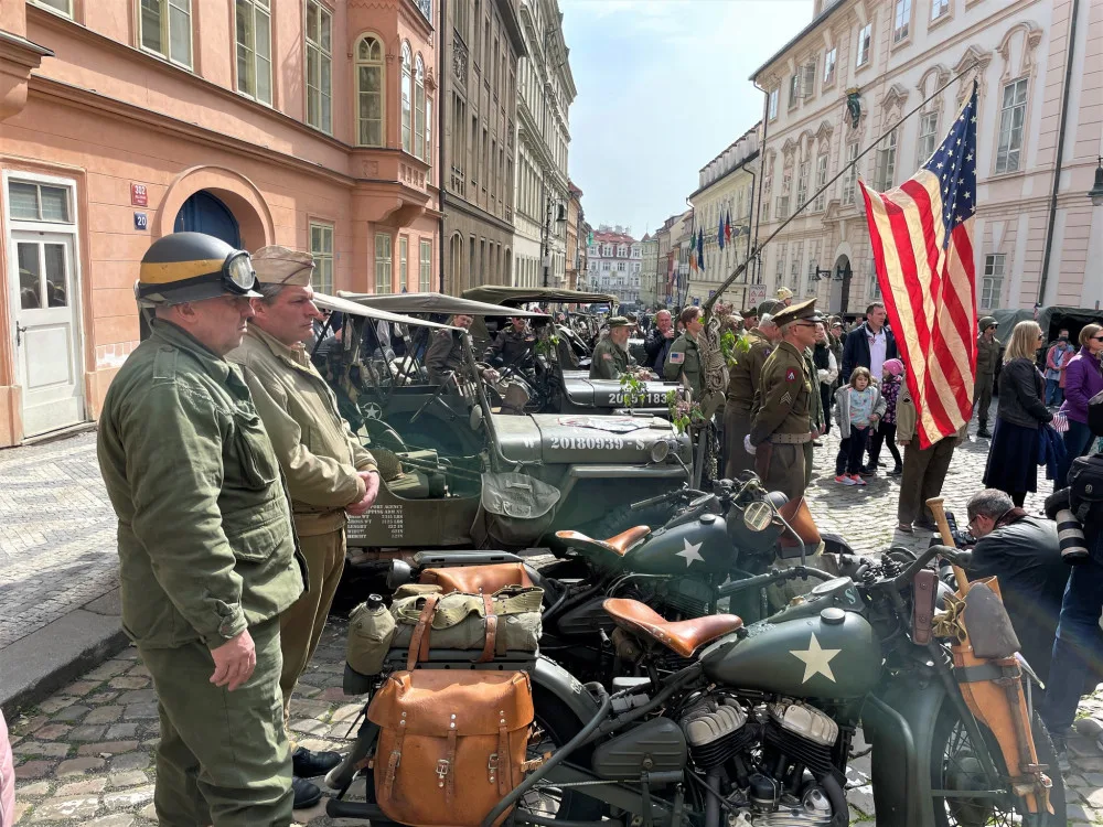 Konvoj desítek historických vozidel se vydal na svou cestu směrem na plzeňské Slavnosti svobody