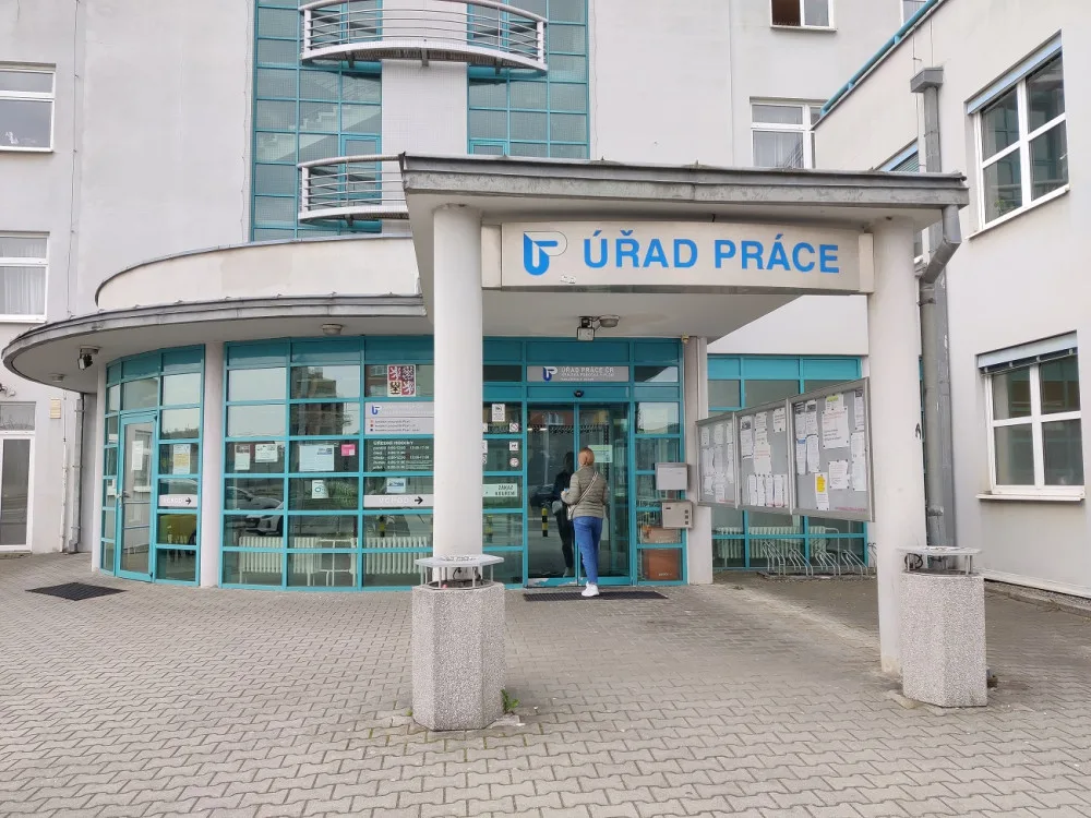Daří se nám dohánět skluz ve výplatě sociálních dávek, uvedl ministr Marian Jurečka