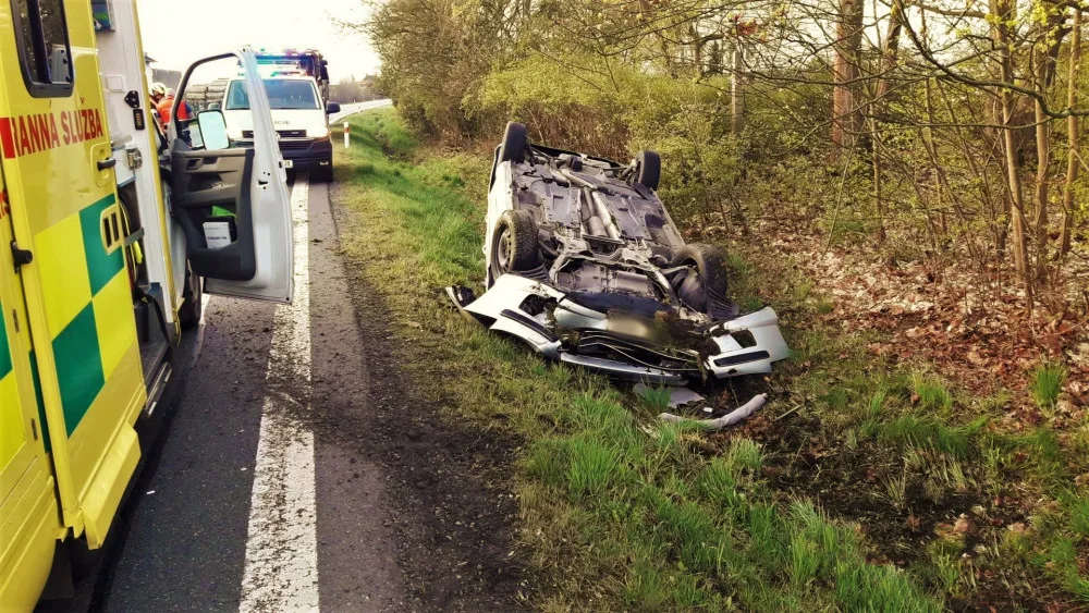 Auto vyletělo ze silnice a převrátilo se v příkopu
