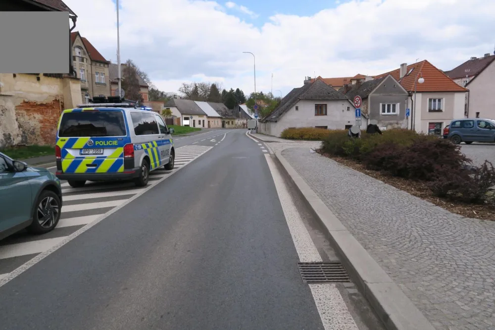 Chodkyně po střetu s autem odmítla odvoz do nemocnice a odešla na autobus, hledá jí policie